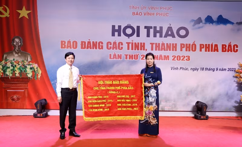 Lãnh đạo Báo Vĩnh Phúc trao cờ luân lưu đăng cai hội thảo cho Báo Bắc Giang. Lãnh đạo Báo Vĩnh Phúc trao cờ luân lưu đăng cai hội thảo cho Báo Bắc Giang.