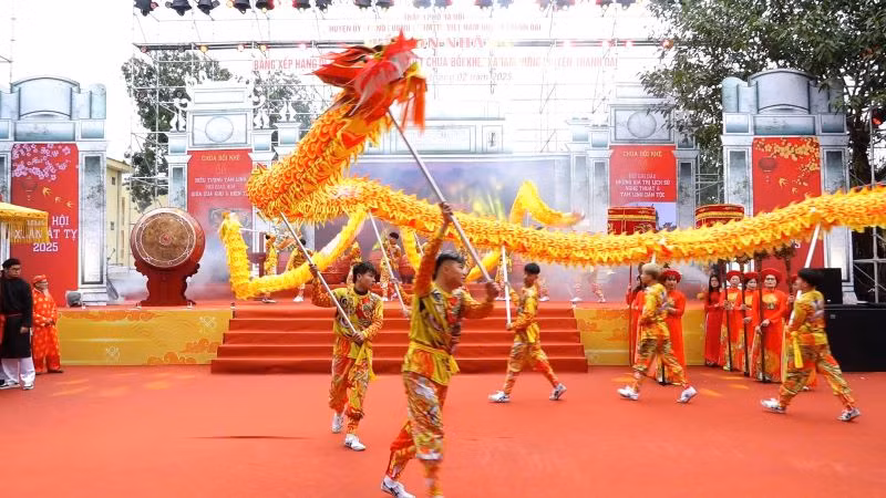 Người dân huyện Thanh Oai biểu diễn múa rồng tại lễ đón nhận Bằng xếp hạng Di tích quốc gia đặc biệt chùa Bối Khê.
