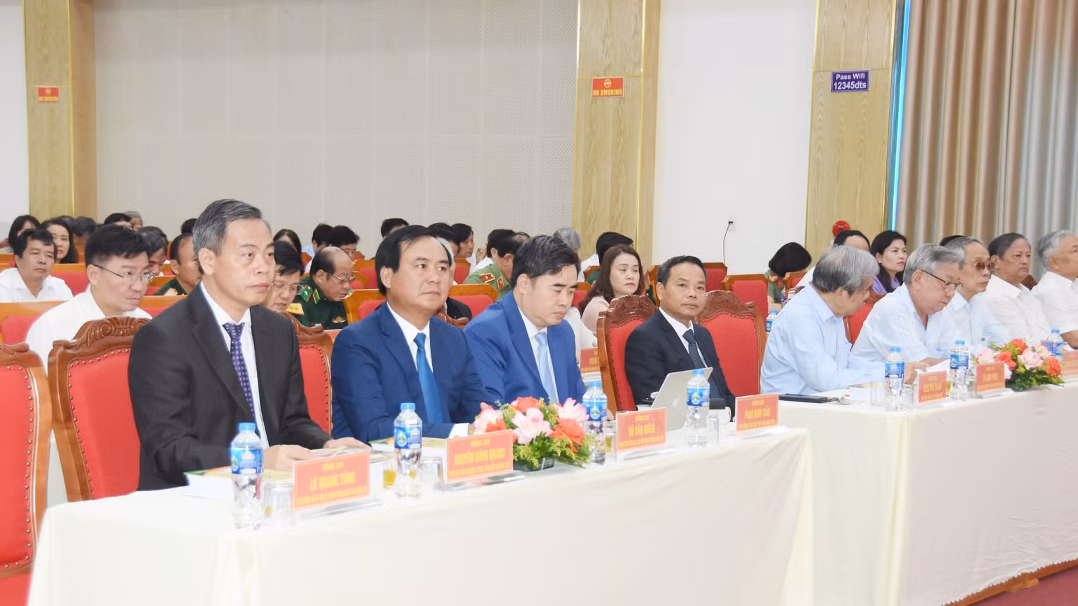 Đại biểu tham dự hội thảo.