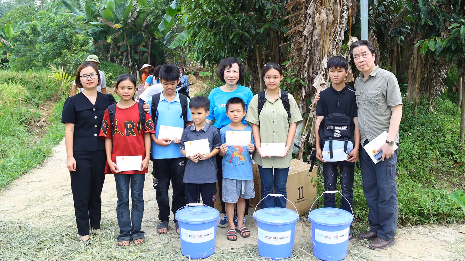 Đại diện đoàn công tác và UNICEF tại Việt Nam tặng quà hỗ trợ trẻ em tại tỉnh Yên Bái bị ảnh hưởng bởi bão số 3. (Ảnh: Molisa)