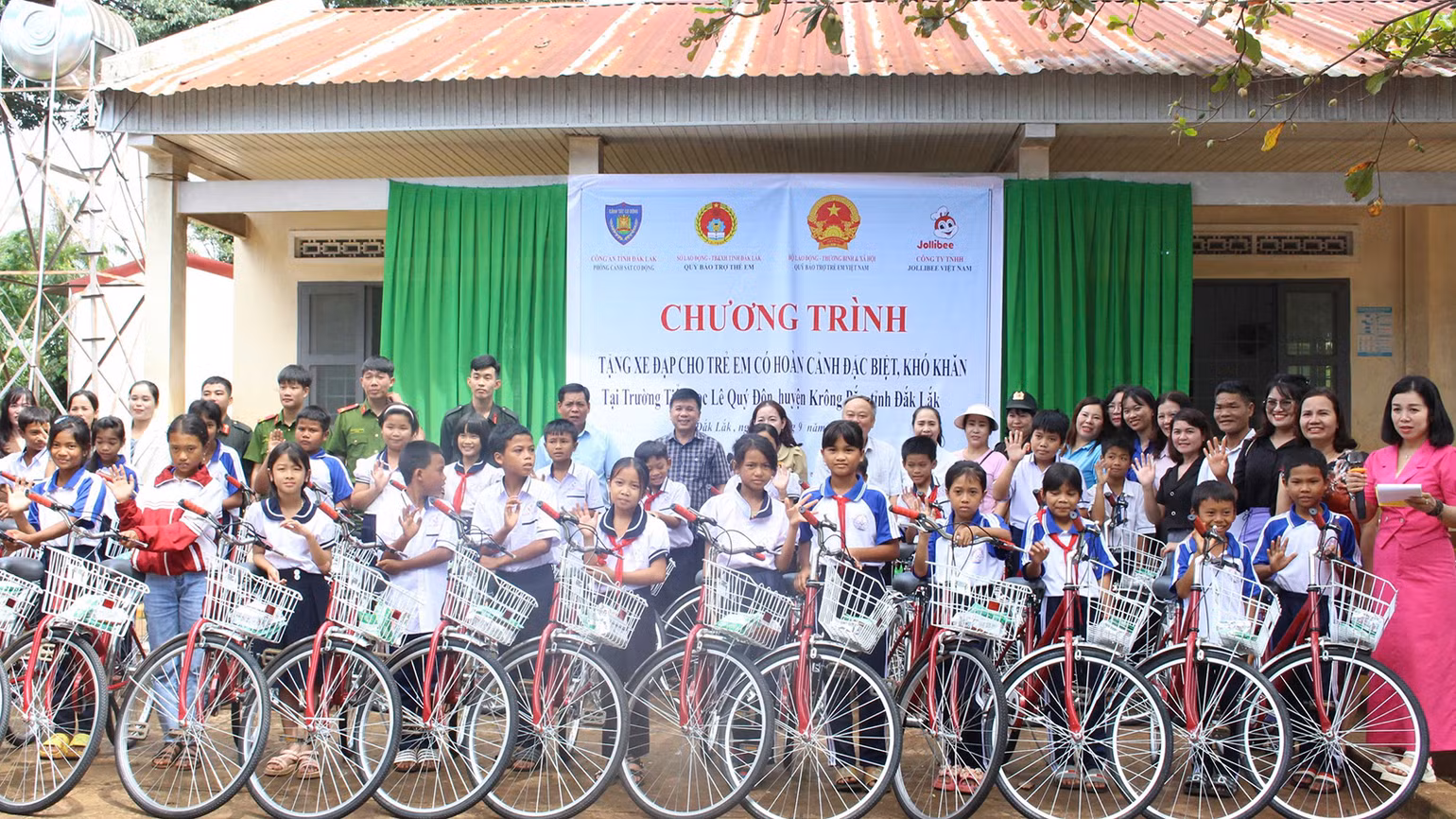 Tặng xe đạp cho học sinh có hoàn cảnh khó khăn tại Trường tiểu học Lê Quý Đôn, xã Ea Kly, huyện Krông Pắc, tỉnh Đắk Lắk. (Ảnh: Ban tổ chức)