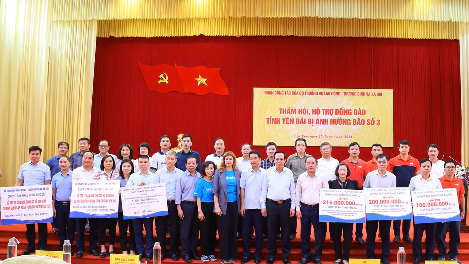 Bộ trưởng Đào Ngọc Dung cùng đoàn công tác trao hỗ trợ làm nhà cho các gia đình bị ảnh hưởng bởi bão số 3 tại Yên Bái, ngày 27/9/2024 (Ảnh: Molisa)