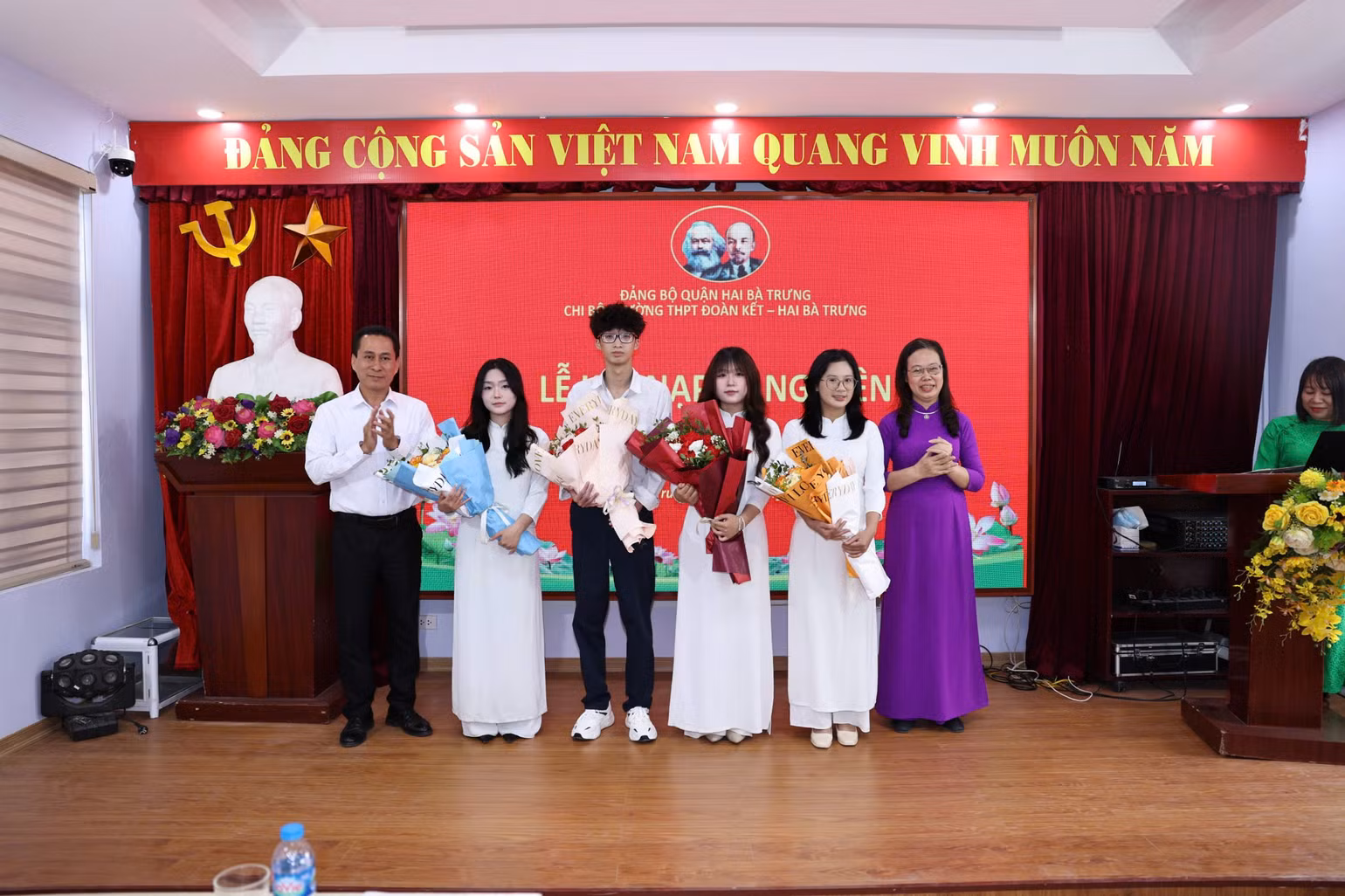 4 học sinh ưu tú vinh dự được kết nạp vào Đảng. (Ảnh: THANH TÙNG)