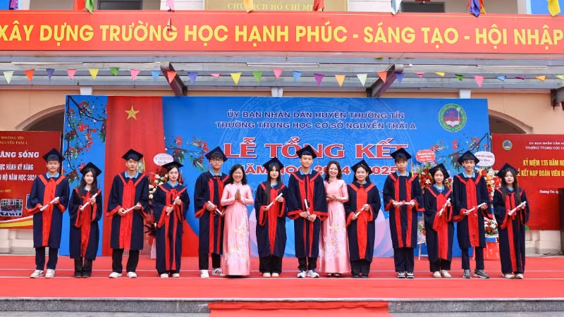 Trường trung học cơ sở Nguyễn Trãi A trao giấy chứng nhận tốt nghiệp tạm thời cho học sinh khối 9. (Ảnh: THANH TÙNG)