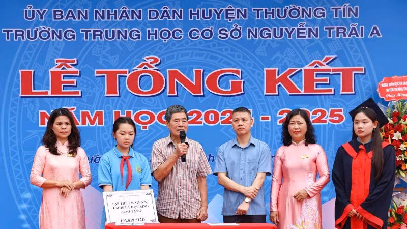 Đại diện gia đình em Tạ Quang An tiếp nhận số tiền hỗ trợ và gửi lời cảm ơn đến các thầy, cô giáo, cha mẹ học sinh giúp đỡ.