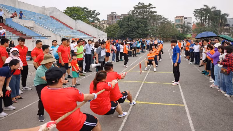 Các vận động viên "so tài" ở nội dung kéo co. (Ảnh: THANH TÙNG)