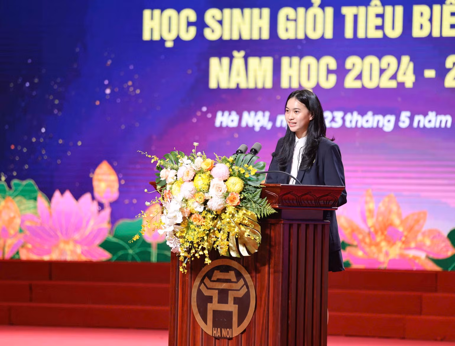 Học sinh Đỗ Hà Phương, Trường trung học phổ thông Việt Đức (quận Hoàn Kiếm) đại diện học sinh giỏi tiêu biểu Thủ đô phát biểu ý kiến. (Ảnh: THANH TÙNG)