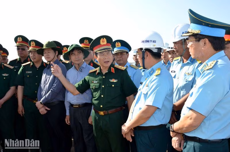 Thượng tướng Nguyễn Tân Cương chỉ đạo nhà thầu thi công sân bay Phan Thiết nỗ lực bảo đảm tiến độ của dự án.