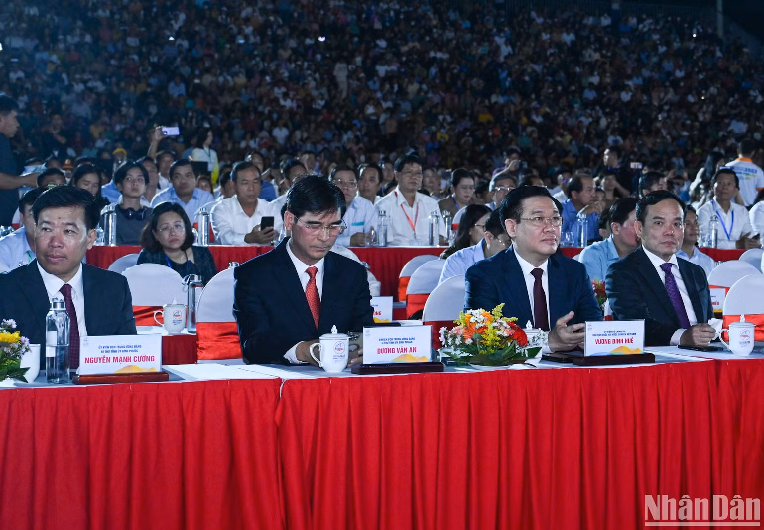 Chủ tịch Quốc hội Vương Đình Huệ, Phó Thủ tướng Chính phủ Trần Lưu Quang cùng lãnh đạo tỉnh Bình Thuận và các đại biểu dự Lễ khai mạc. (Ảnh: DUY LINH) Chủ tịch Quốc hội Vương Đình Huệ, Phó Thủ tướng Chính phủ Trần Lưu Quang cùng lãnh đạo tỉnh Bình Thuận và các đại biểu dự Lễ khai mạc. (Ảnh: DUY LINH)