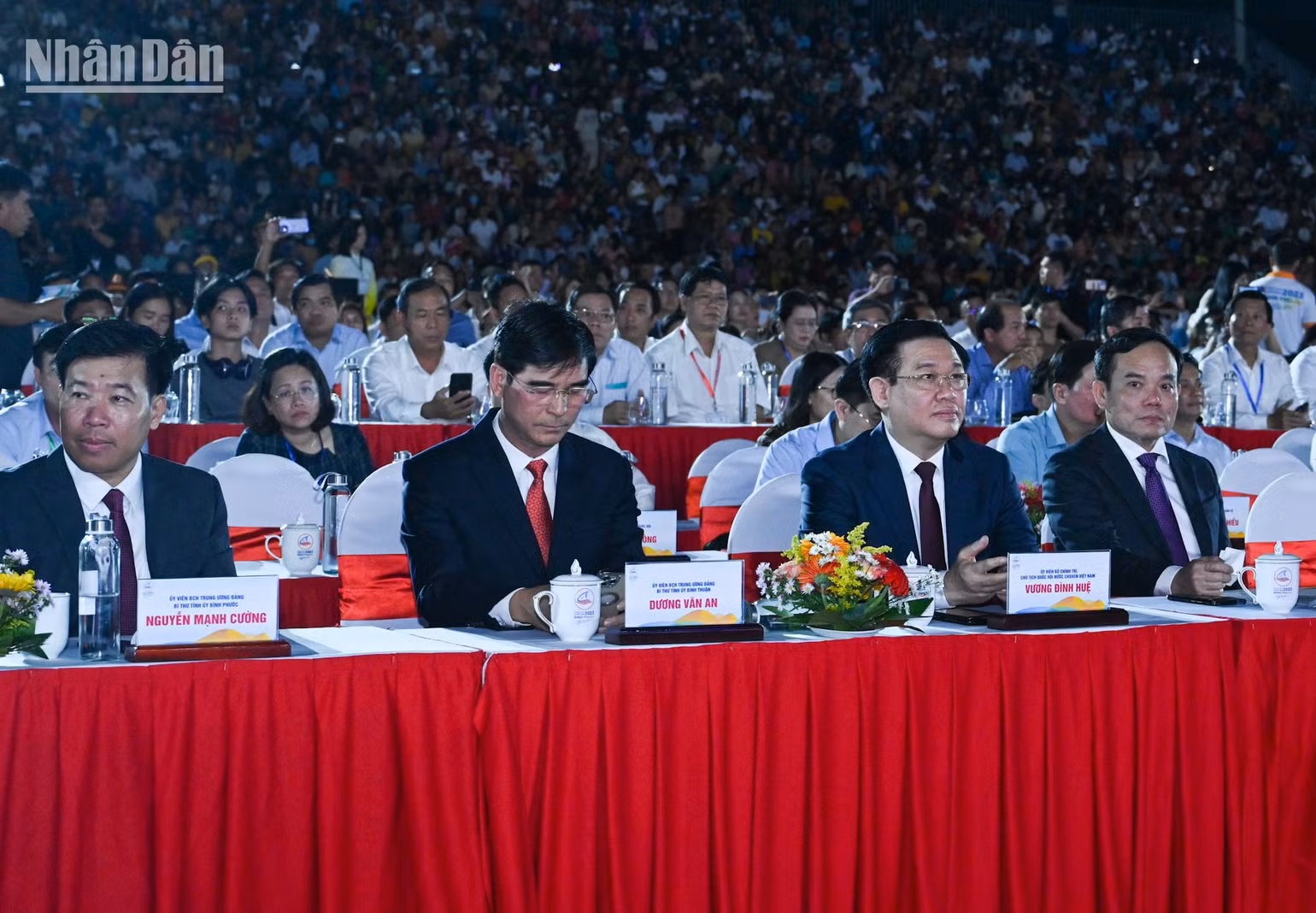 Chủ tịch Quốc hội Vương Đình Huệ, Phó Thủ tướng Chính phủ Trần Lưu Quang cùng lãnh đạo tỉnh Bình Thuận và các đại biểu dự Lễ khai mạc. Chủ tịch Quốc hội Vương Đình Huệ, Phó Thủ tướng Chính phủ Trần Lưu Quang cùng lãnh đạo tỉnh Bình Thuận và các đại biểu dự Lễ khai mạc.