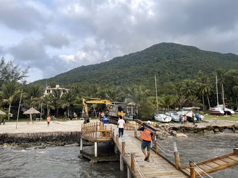 Công trình xây dựng trái phép trên đất do nhà nước quản lý bị di dời. Công trình xây dựng trái phép trên đất do nhà nước quản lý bị di dời.