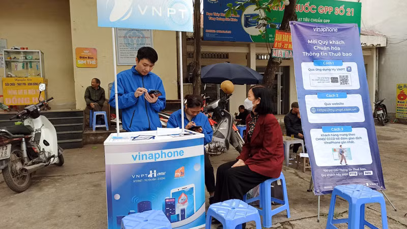 VinaPhone tăng cường các quầy lưu động phục vụ khách hàng chuẩn hóa thông tin thuê bao. VinaPhone tăng cường các quầy lưu động phục vụ khách hàng chuẩn hóa thông tin thuê bao.