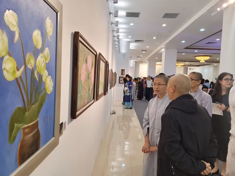 Khách mời thưởng lãm những bức tranh sen tại triển lãm. Khách mời thưởng lãm những bức tranh sen tại triển lãm.