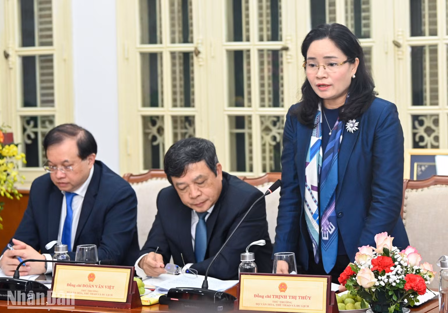 Thứ trưởng Văn hóa, Thể thao và Du lịch Trịnh Thị Thủy báo cáo tại cuộc làm việc.