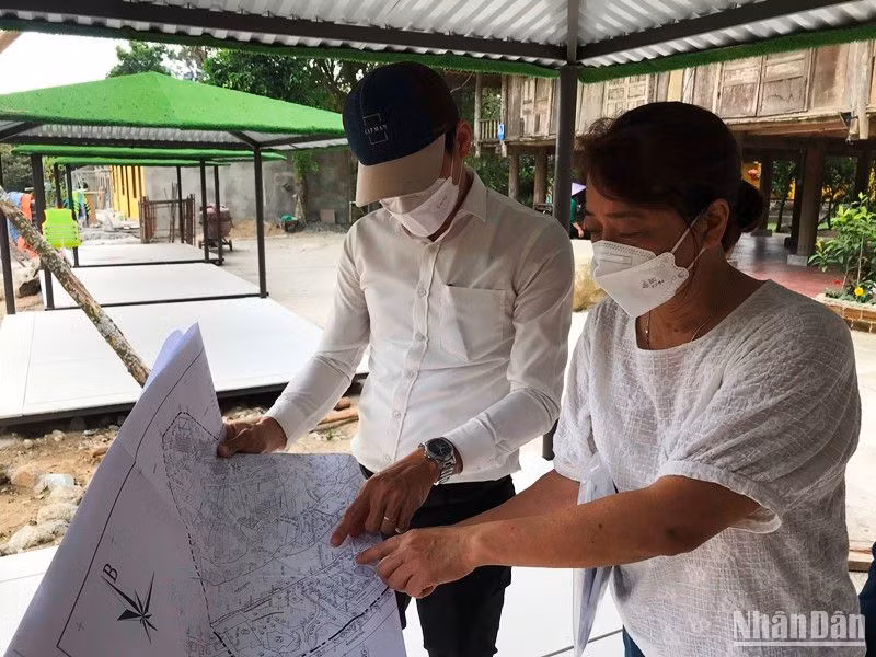 Ông Nguyễn Minh Hoàng (trái) yêu cầu chủ doanh nghiệp cam kết hoàn tất việc tháo dỡ đúng thời gian.