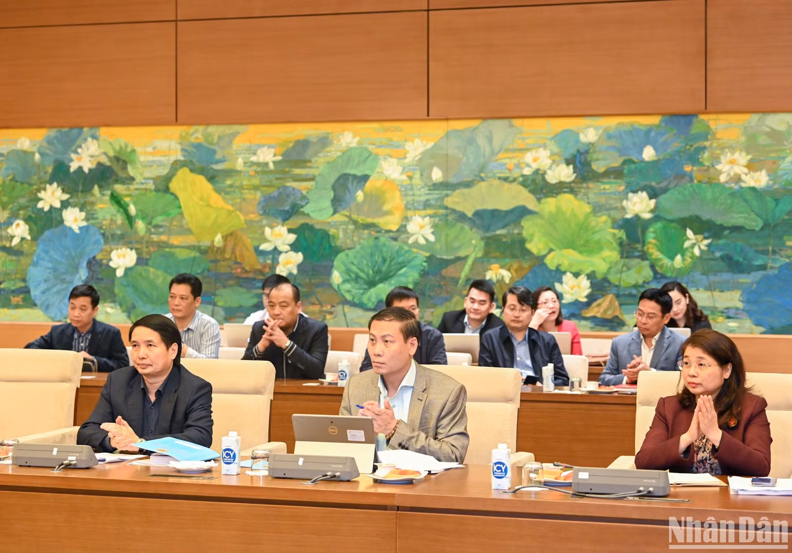 Các đại biểu dự buổi làm việc.