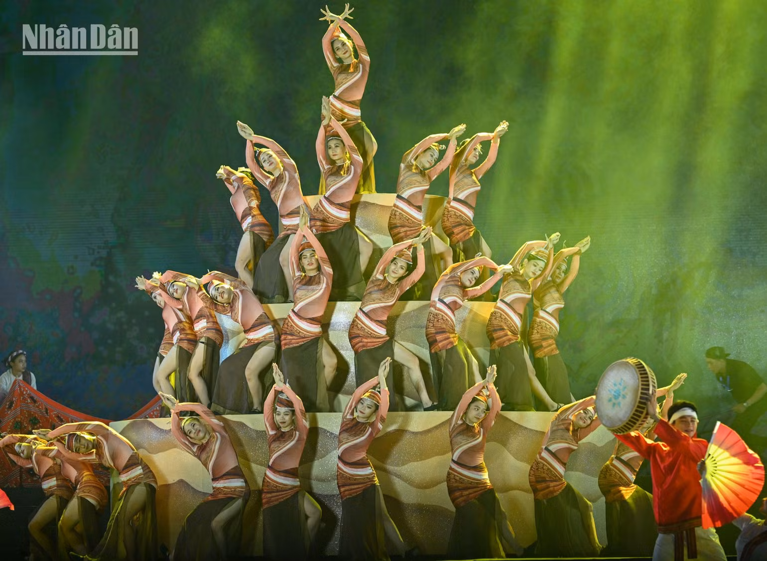 Chương trình nghệ thuật tại Lễ khai mạc gồm 3 chương với sự tham gia của gần 600 diễn viên. Chương trình nghệ thuật tại Lễ khai mạc gồm 3 chương với sự tham gia của gần 600 diễn viên.