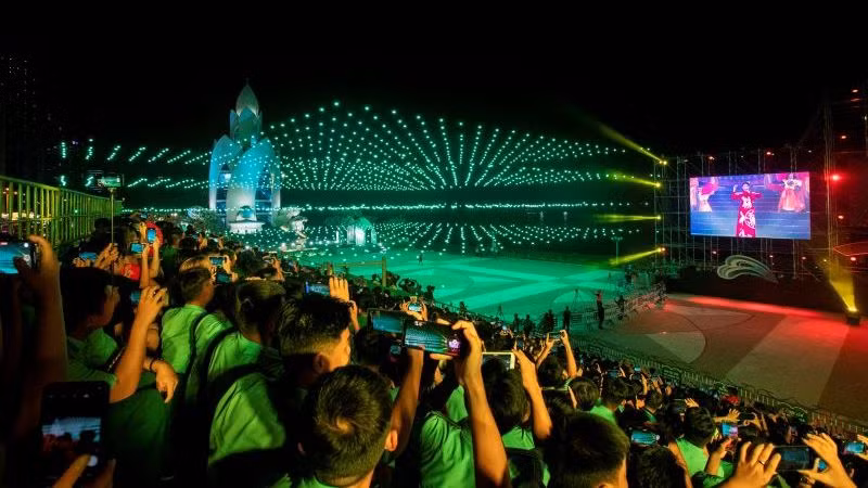 Năm 2024, Khánh Hòa đặt mục tiêu đón 9 triệu lượt khách lưu trú, trong đó có 3 triệu lượt khách quốc tế, đồng thời phấn đấu đạt doanh thu du lịch đạt khoảng 40.000 tỷ đồng. (Ảnh: Ban tổ chức cung cấp) Năm 2024, Khánh Hòa đặt mục tiêu đón 9 triệu lượt khách lưu trú, trong đó có 3 triệu lượt khách quốc tế, đồng thời phấn đấu đạt doanh thu du lịch đạt khoảng 40.000 tỷ đồng. (Ảnh: Ban tổ chức cung cấp)