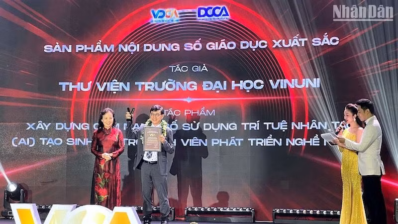Tiến sĩ Ngô Phương Lan, Chủ tịch Hội đồng giám khảo trao giải thưởng hạng mục Sản phẩm nội dung số giáo dục xuất sắc. Tiến sĩ Ngô Phương Lan, Chủ tịch Hội đồng giám khảo trao giải thưởng hạng mục Sản phẩm nội dung số giáo dục xuất sắc.