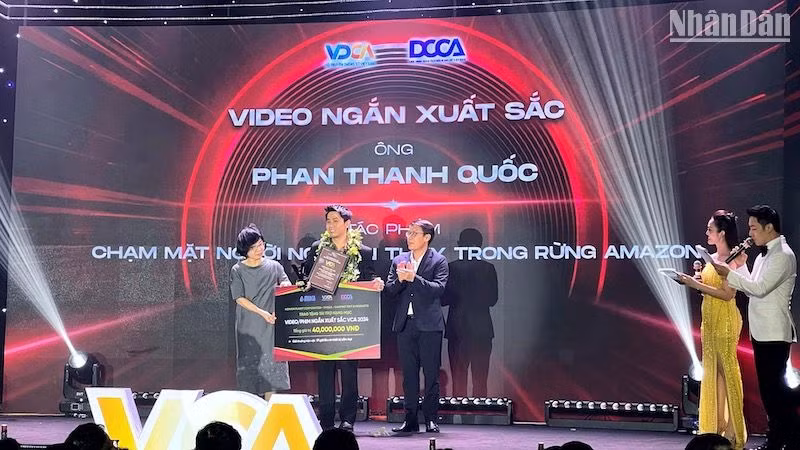 Nhà sáng tạo nội dung Phan Thanh Quốc (chủ kênh Kẻ Du Mục) lần thứ hai có giải thưởng với những video đăng tải nội dung du lịch khám phá. Nhà sáng tạo nội dung Phan Thanh Quốc (chủ kênh Kẻ Du Mục) lần thứ hai có giải thưởng với những video đăng tải nội dung du lịch khám phá.