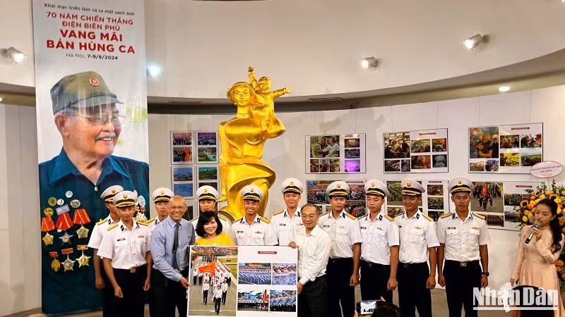 Triển lãm, ra mắt sách ảnh "70 năm Chiến thắng Điện Biên Phủ - Vang mãi bản hùng ca" ảnh 6 Triển lãm, ra mắt sách ảnh "70 năm Chiến thắng Điện Biên Phủ - Vang mãi bản hùng ca" ảnh 6