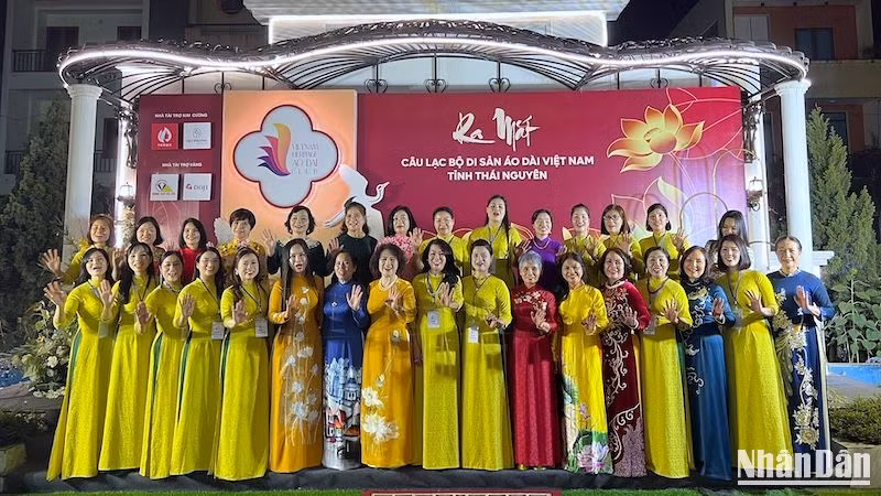 Áo dài trở thành một biểu tượng, một dấu ấn văn hoá gắn liền với người phụ nữ Việt Nam, được bạn bè quốc tế biết đến và yêu mến. Áo dài trở thành một biểu tượng, một dấu ấn văn hoá gắn liền với người phụ nữ Việt Nam, được bạn bè quốc tế biết đến và yêu mến.