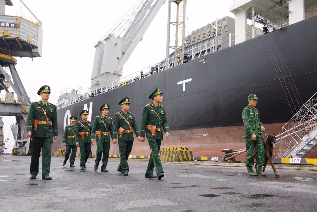 Lực lượng BĐBP tuần tra tại cảng Hải Phòng. Lực lượng BĐBP tuần tra tại cảng Hải Phòng.
