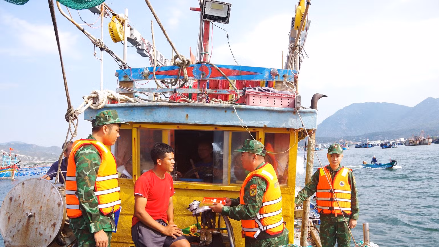 Cán bộ, chiến sĩ Bộ đội biên phòng tuyên truyền, phổ biến pháp luật cho ngư dân. (Ảnh: Bộ đội biên phòng tỉnh Khánh Hòa)