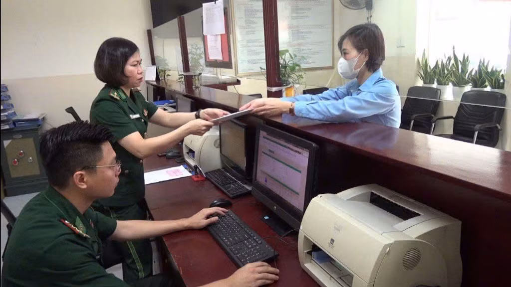 Cán bộ biên phòng Cửa khẩu cảng kiểm soát phương tiện xuất nhập cảnh tại cảng Hải Phòng. Cán bộ biên phòng Cửa khẩu cảng kiểm soát phương tiện xuất nhập cảnh tại cảng Hải Phòng.