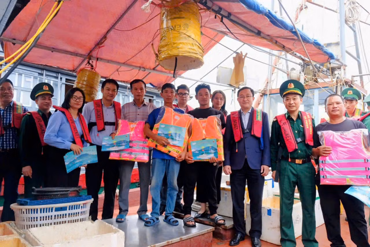 Cán bộ, chiến sĩ BĐBP thành phố Hải Phòng trao áo phao, tặng ngư dân. Cán bộ, chiến sĩ BĐBP thành phố Hải Phòng trao áo phao, tặng ngư dân.