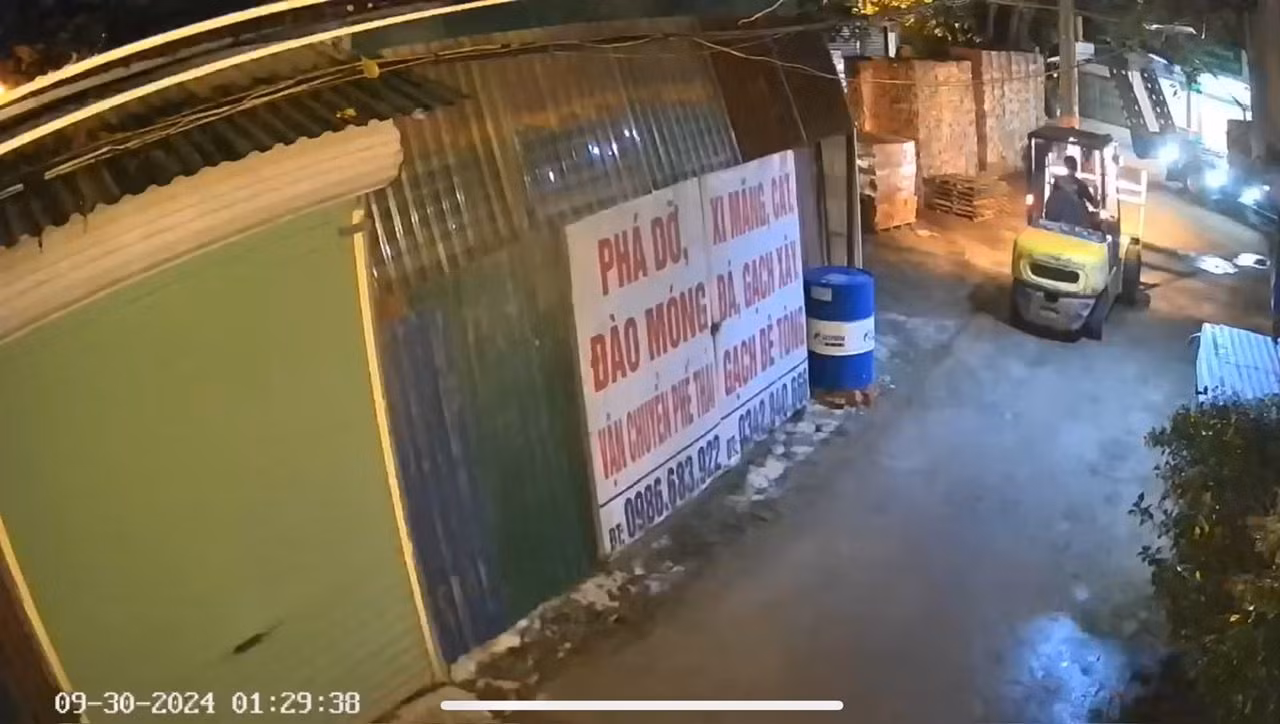 Xe ô-tô chở gạch, cát ra vào bãi vật liệu xây dựng “đánh thức” cả khu phố. Xe ô-tô chở gạch, cát ra vào bãi vật liệu xây dựng “đánh thức” cả khu phố.