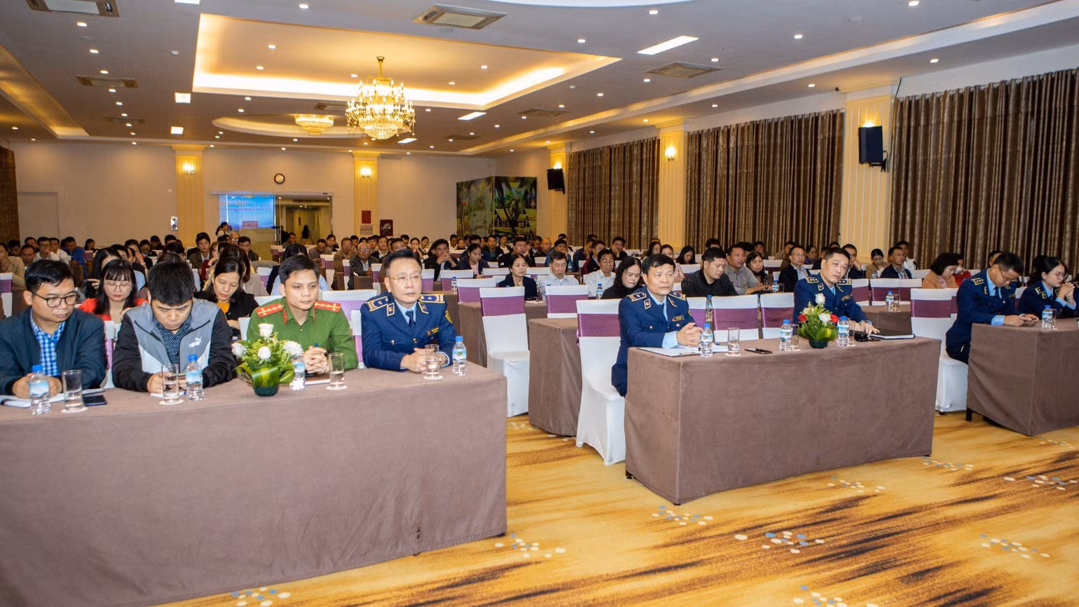Gần 260 đại biểu đại diện các chủ doanh nghiệp kinh doanh xăng, dầu trên địa bàn tỉnh Ninh Bình tham dự hội nghị.