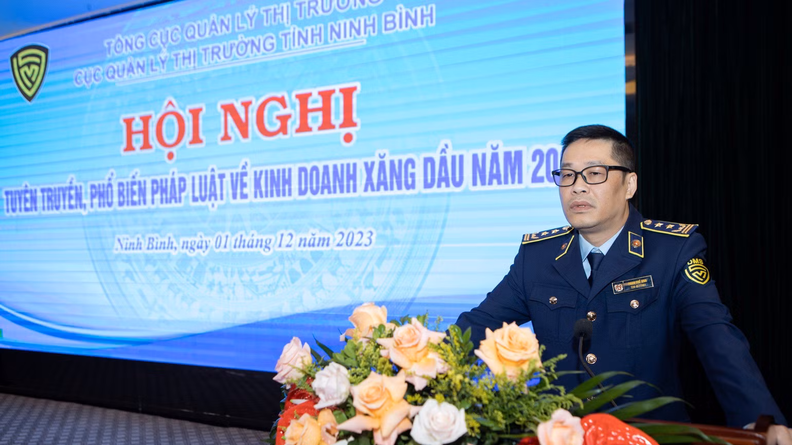Đồng chí Phan Thế Anh, Cục trưởng Cục Quản lý thị trường tỉnh Ninh Bình phát biểu tại Hội nghị.