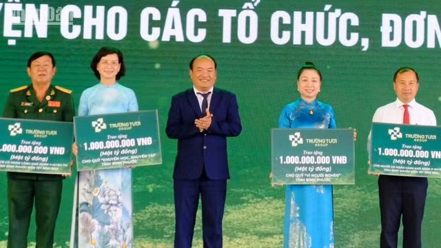 Ông Phạm Hương Sơn trao kinh phí hỗ trợ cho các địa phương tỉnh Bình Phước.