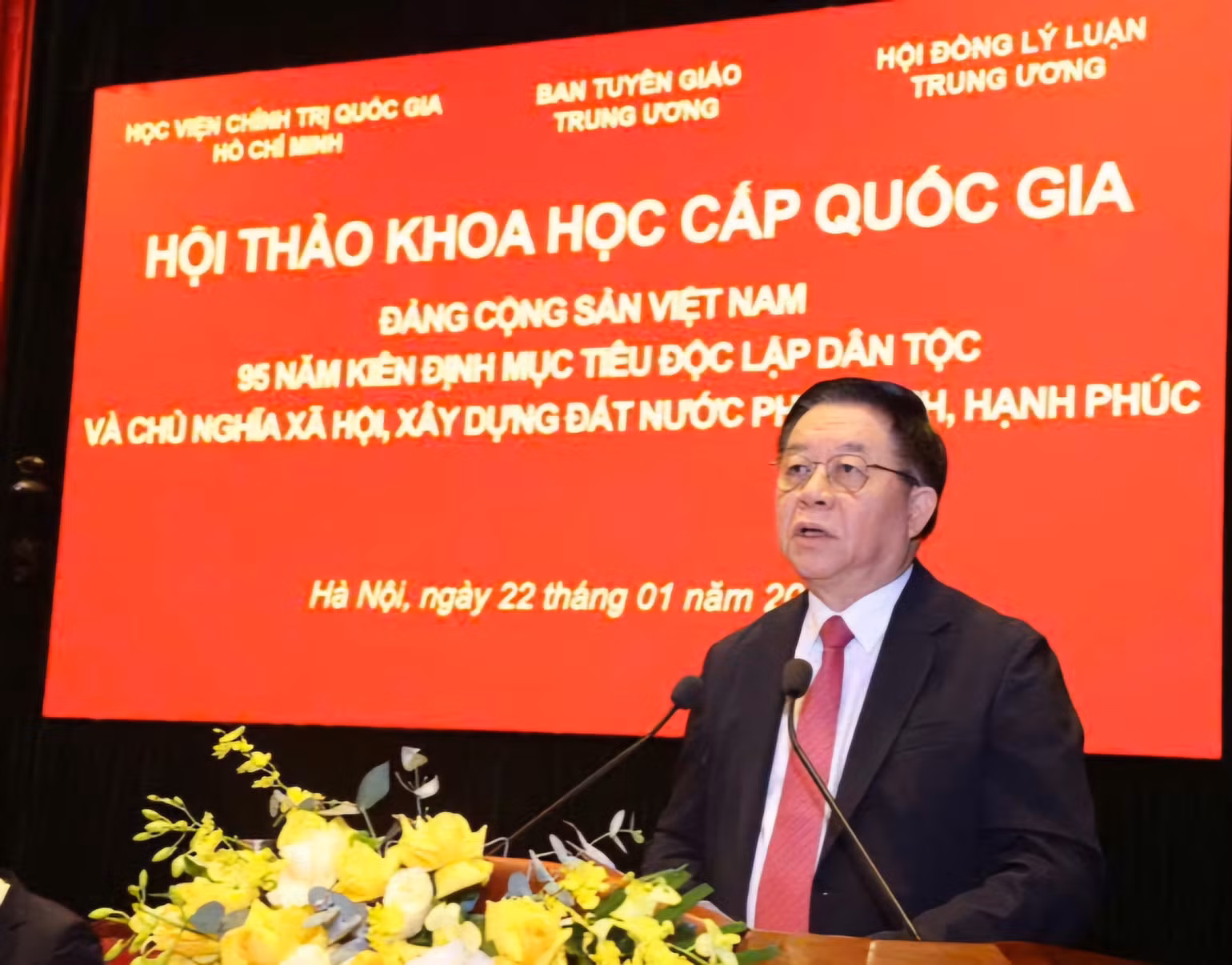 Đồng chí Nguyễn Trọng Nghĩa, Ủy viên Bộ Chính trị, Bí thư Trung ương Đảng, Trưởng Ban Tuyên giáo Trung ương phát biểu ý kiến tại Hội thảo khoa học quốc gia “Đảng Cộng sản Việt Nam - 95 năm kiên định mục tiêu độc lập dân tộc và chủ nghĩa xã hội, xây dựng đất nước phồn vinh, hạnh phúc”.