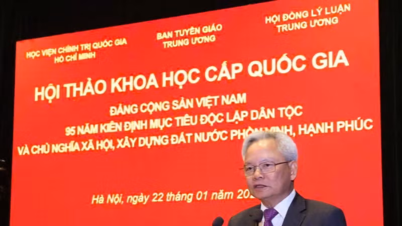 Đồng chí Tạ Ngọc Tấn, Phó Chủ tịch Thường trực Hội đồng Lý luận Trung ương phát biểu ý kiến tại Hội thảo khoa học quốc gia “Đảng Cộng sản Việt Nam - 95 năm kiên định mục tiêu độc lập dân tộc và chủ nghĩa xã hội, xây dựng đất nước phồn vinh, hạnh phúc”.