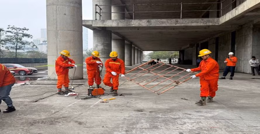 Các nhà thầu dọn dẹp, chuẩn bị triển khai thi công dự án.