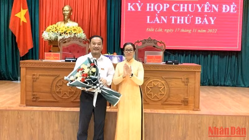 Chủ tịch Hội đồng nhân dân tỉnh Đắk Lắk Huỳnh Thị Chiến Hòa tặng hoa chúc mừng đồng chí Y Giang Gry Niê Knơng, nguyên Phó chủ tịch Ủy ban nhân dân tỉnh được phân công, điều động làm Chủ tịch Ủy ban Mặt trận Tổ quốc tỉnh Đắk Lắk. Chủ tịch Hội đồng nhân dân tỉnh Đắk Lắk Huỳnh Thị Chiến Hòa tặng hoa chúc mừng đồng chí Y Giang Gry Niê Knơng, nguyên Phó chủ tịch Ủy ban nhân dân tỉnh được phân công, điều động làm Chủ tịch Ủy ban Mặt trận Tổ quốc tỉnh Đắk Lắk.