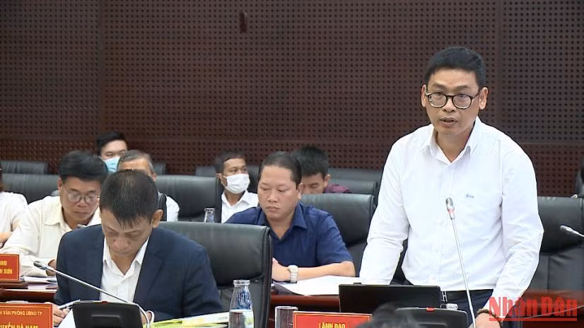 Ông Phùng Phú Phong, giám đốc sở Xây dựng Đà Nẵng nêu ý kiến: "Tình trạng ngập nặng vừa qua trên địa bàn thành phố có một phần do hệ thống thoát nước thiếu đồng bộ, hư hỏng, không được nạo vét thường xuyên". Ông Phùng Phú Phong, giám đốc sở Xây dựng Đà Nẵng nêu ý kiến: "Tình trạng ngập nặng vừa qua trên địa bàn thành phố có một phần do hệ thống thoát nước thiếu đồng bộ, hư hỏng, không được nạo vét thường xuyên".