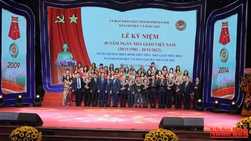 Tuyên dương các điển hình tiên tiến của ngành giáo dục Hà Nội. (Ảnh: Thanh Tùng) Tuyên dương các điển hình tiên tiến của ngành giáo dục Hà Nội. (Ảnh: Thanh Tùng)