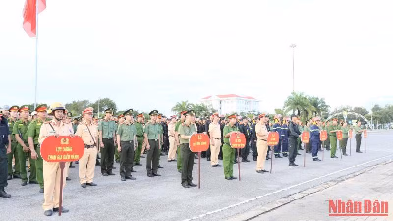Cán bộ chiến sĩ Công an tỉnh Ninh Thuận tham gia buổi lễ ra quân.