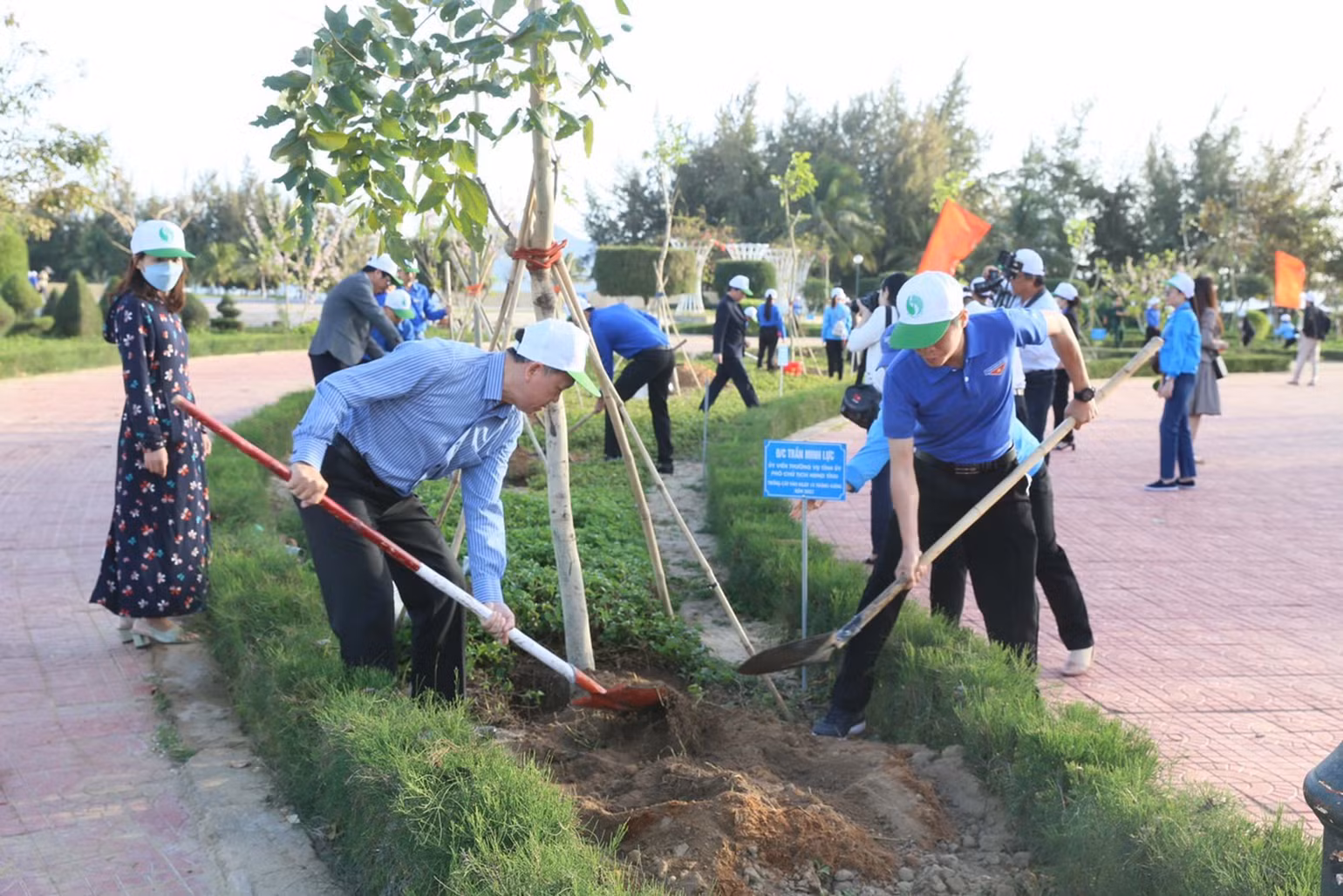 Các đại biểu hưởng ứng trồng cây xanh tại khu Công viên biển Bình Sơn sau buỗi lễ. Các đại biểu hưởng ứng trồng cây xanh tại khu Công viên biển Bình Sơn sau buỗi lễ.