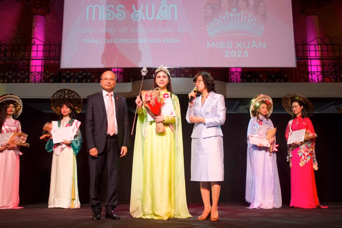 Đại sứ Việt Nam tại Pháp Đinh Toàn Thắng và Đại sứ, Trưởng Phái đoàn Thường trực Việt Nam bên cạnh UNESCO Lê Thị Hồng Vân trao giải Hoa khôi Duyên dáng Việt Nam 2023 cho thí sinh Lê Vũ Thục Anh.