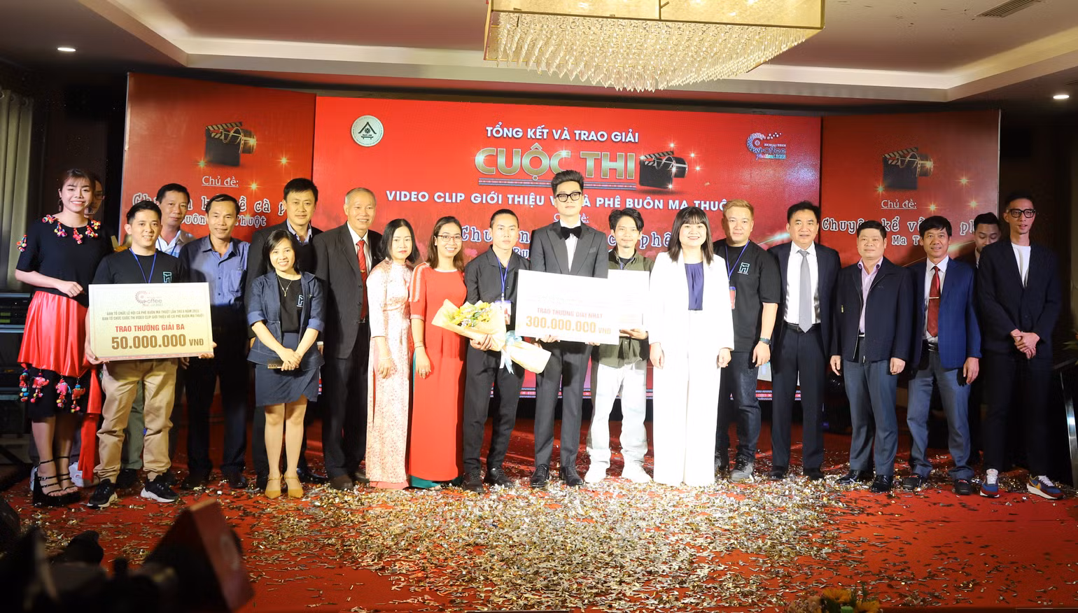 Ban tổ chức Cuộc thi video clip giới thiệu về cà-phê Buôn Ma Thuột với các tác giả dự thi tại lễ tổng kết và trao giải.
