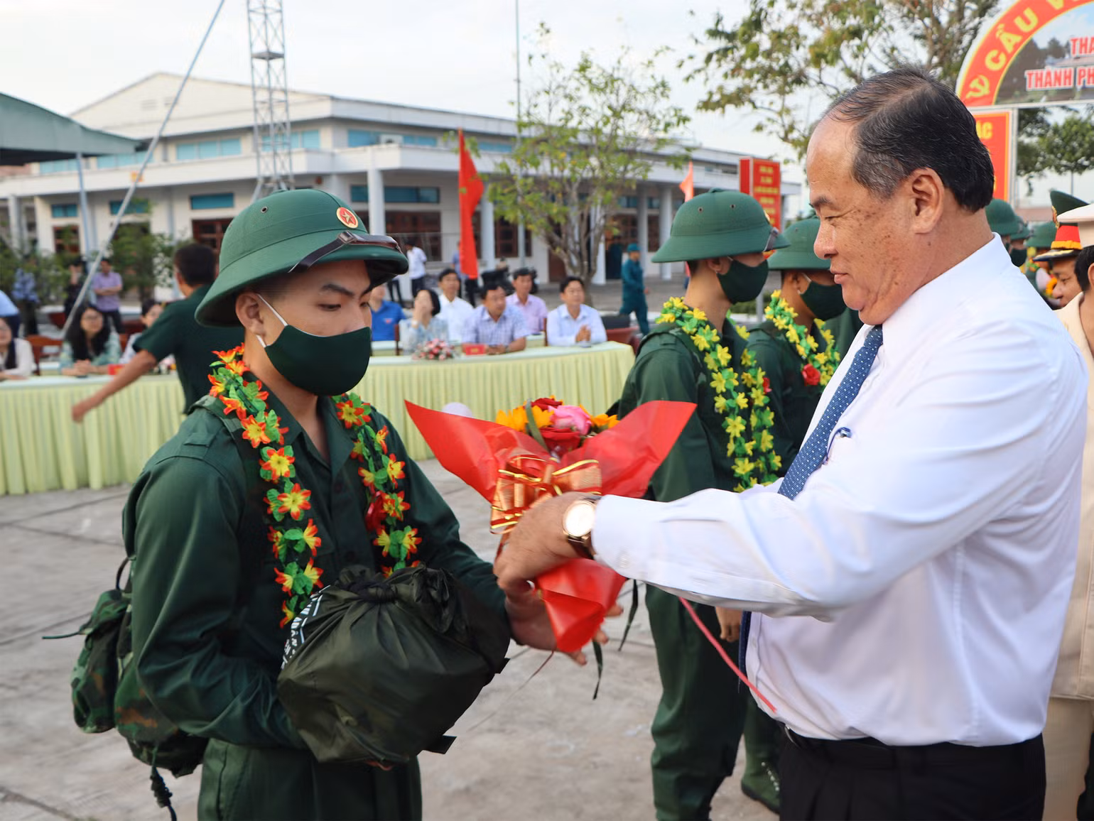 Lãnh đạo tỉnh An Giang tặng hoa chúc mừng các thanh niên lên đường nhập ngũ.