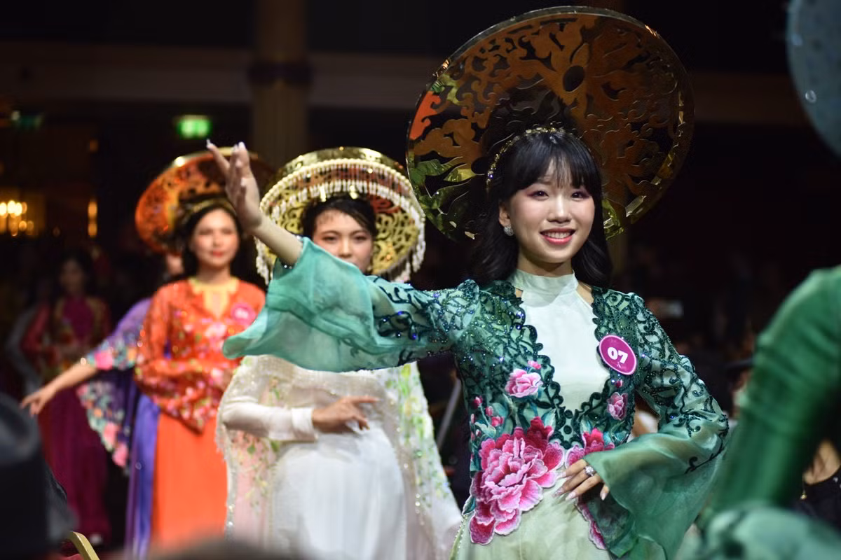 Các thí sinh duyên dáng trong phần thi trình diễn áo dài.