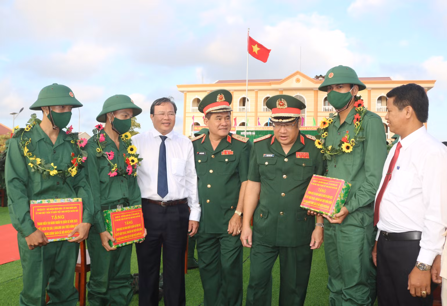 Các tân binh chụp ảnh lưu niệm cùng với các đồng chí lãnh đạo Quân khu 9, Ủy ban nhân dân tỉnh Trà Vinh.