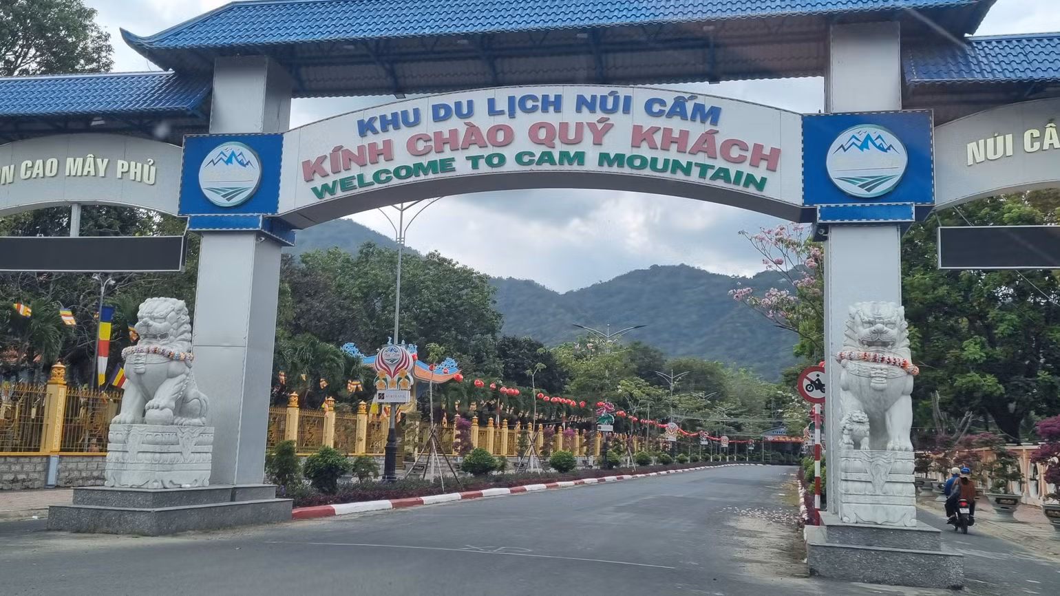 Trạm thu phí khu du lịch Núi Cấm cũng bị phản ánh bất hợp lý, gây khó khăn cho kinh doanh đi lại của người dân. Trạm thu phí khu du lịch Núi Cấm cũng bị phản ánh bất hợp lý, gây khó khăn cho kinh doanh đi lại của người dân.