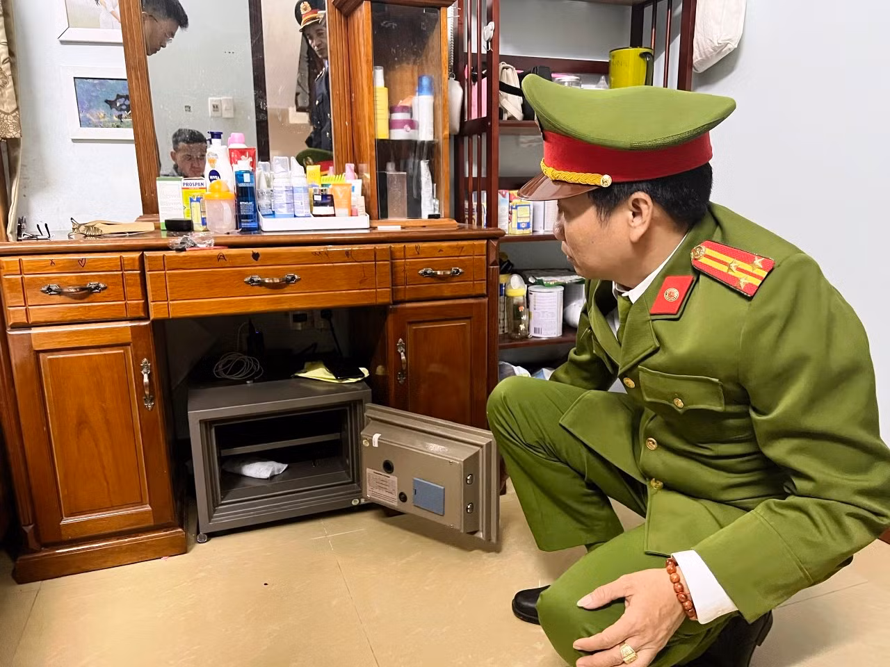 Khám xét nơi ở đối với 3 đối tượng thành viên trong Ban Giám đốc Trung tâm đăng kiểm cơ giới tỉnh Thừa Thiên Huế.