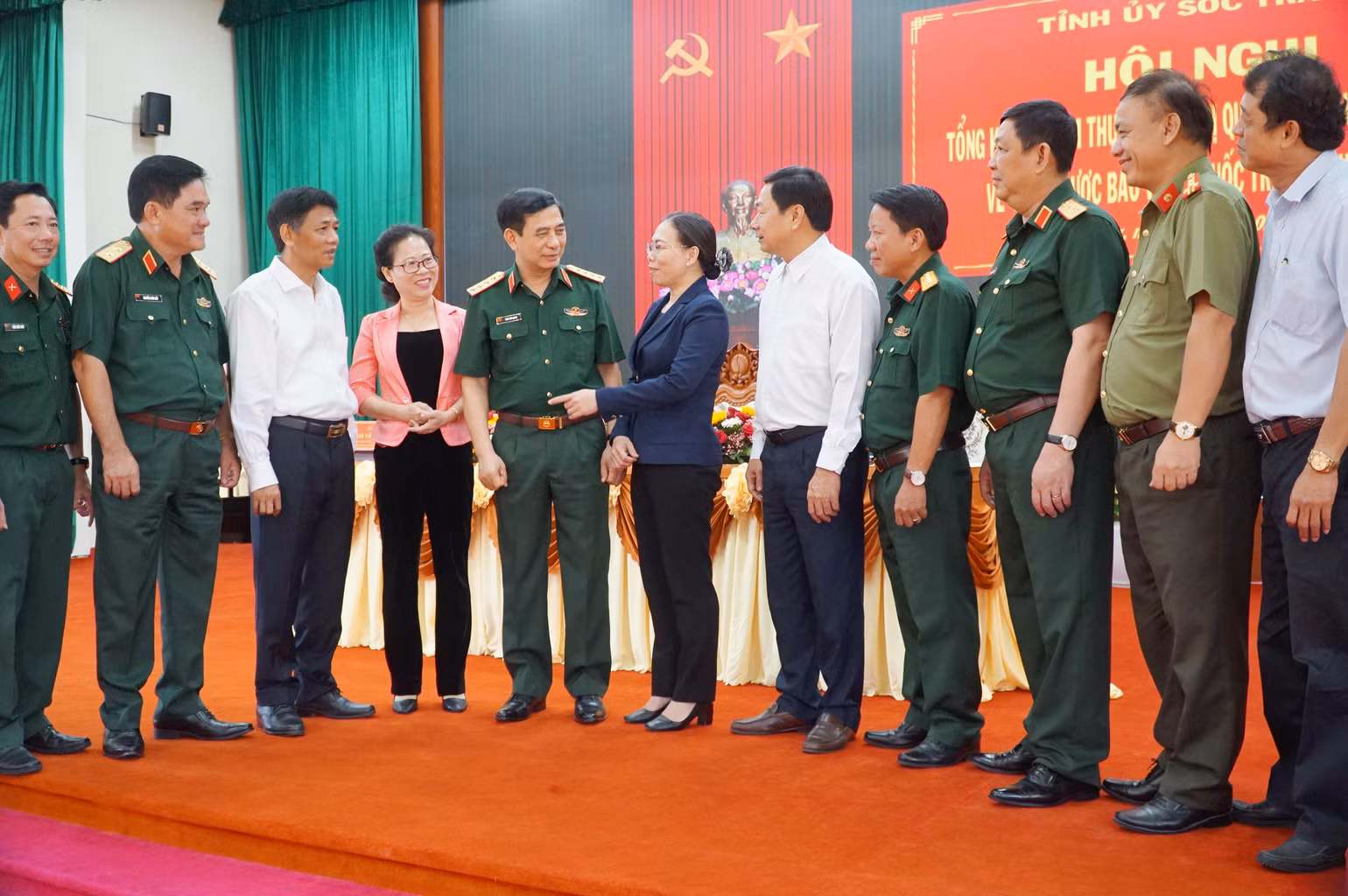 Đại tướng Phan Văn Giang trò chuyện với các đại biểu về dự Hội nghị.